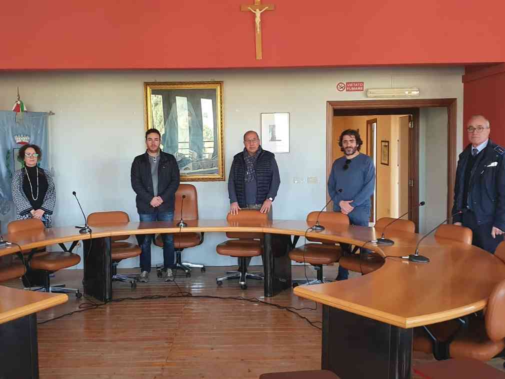 Immagine articolo: Un minuto di silenzio e bandiere a mezz'asta per le vittime del COVID anche a Salaparuta e Poggioreale