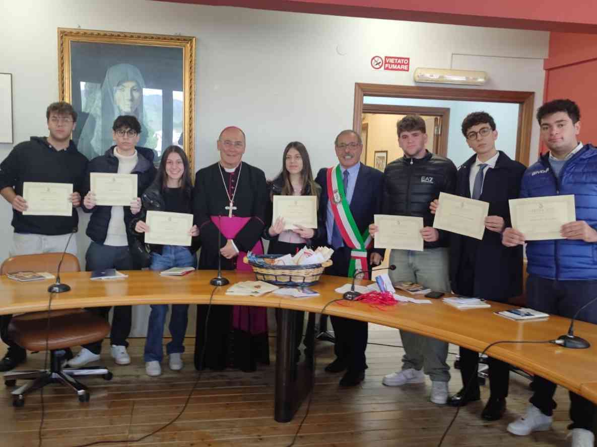 Immagine articolo: Salaparuta: la Costituzione Italiana e il Vangelo per i giovani, simboli di cittadinanza e valori