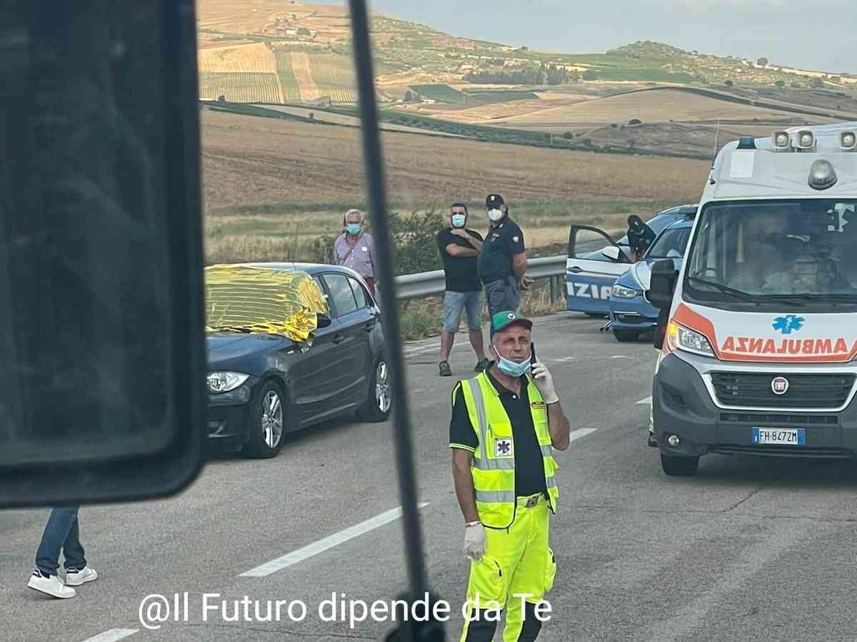 Immagine articolo: Tragedia sullo scorrimento veloce Sciacca-Palermo, sul territorio di Santa Margherita poliziotto si suicida con la pistola d'ordinanza