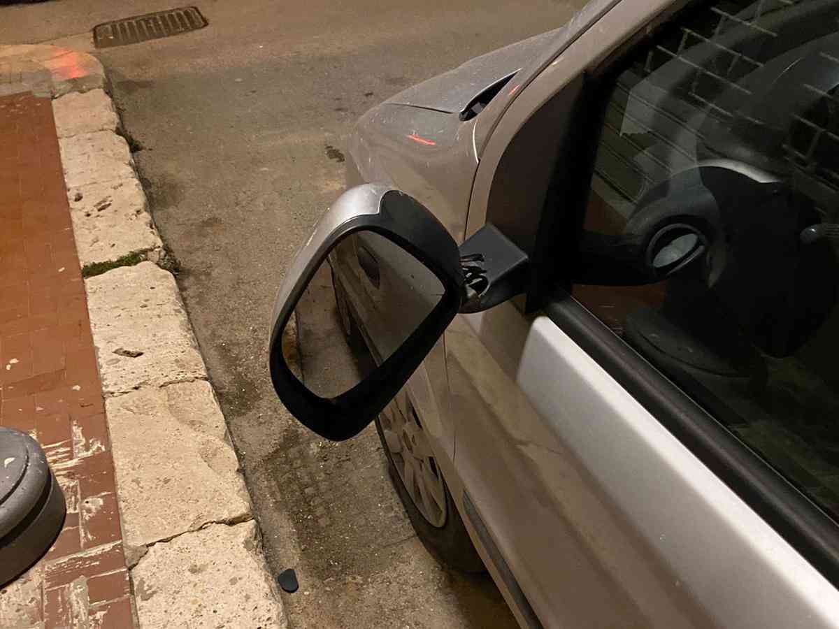Immagine articolo: Menfi. Bande di giovani  vandali nel buio della notte si divertono a rompere specchietti di auto in sosta