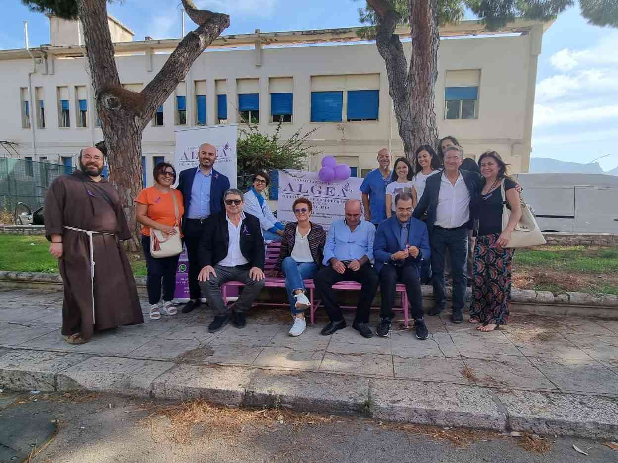 Immagine articolo: Sensibilizzazione su Fibromialgia. Una panchina di color lilla al Civico di Palermo. Presente una delegazione di Menfi