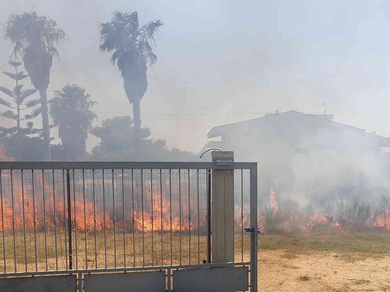 Immagine articolo: Incendio a Porto Palo. Incuria e vento alimentano le fiamme tra le case. Paura tra gli abitanti