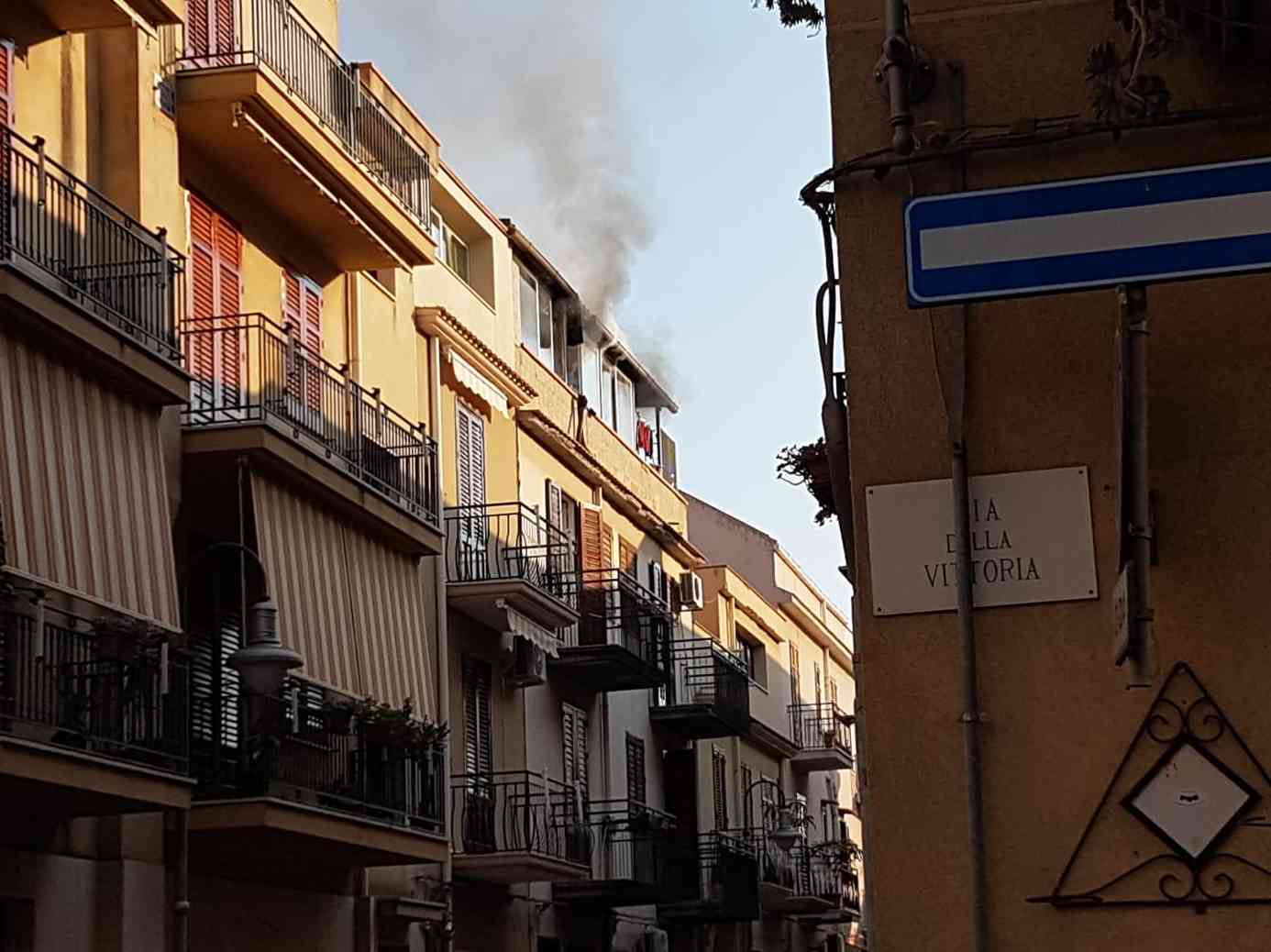 Immagine articolo: Menfi. Casa va a fuoco in via Cacioppo. L'intervento dei Vigili del Fuoco