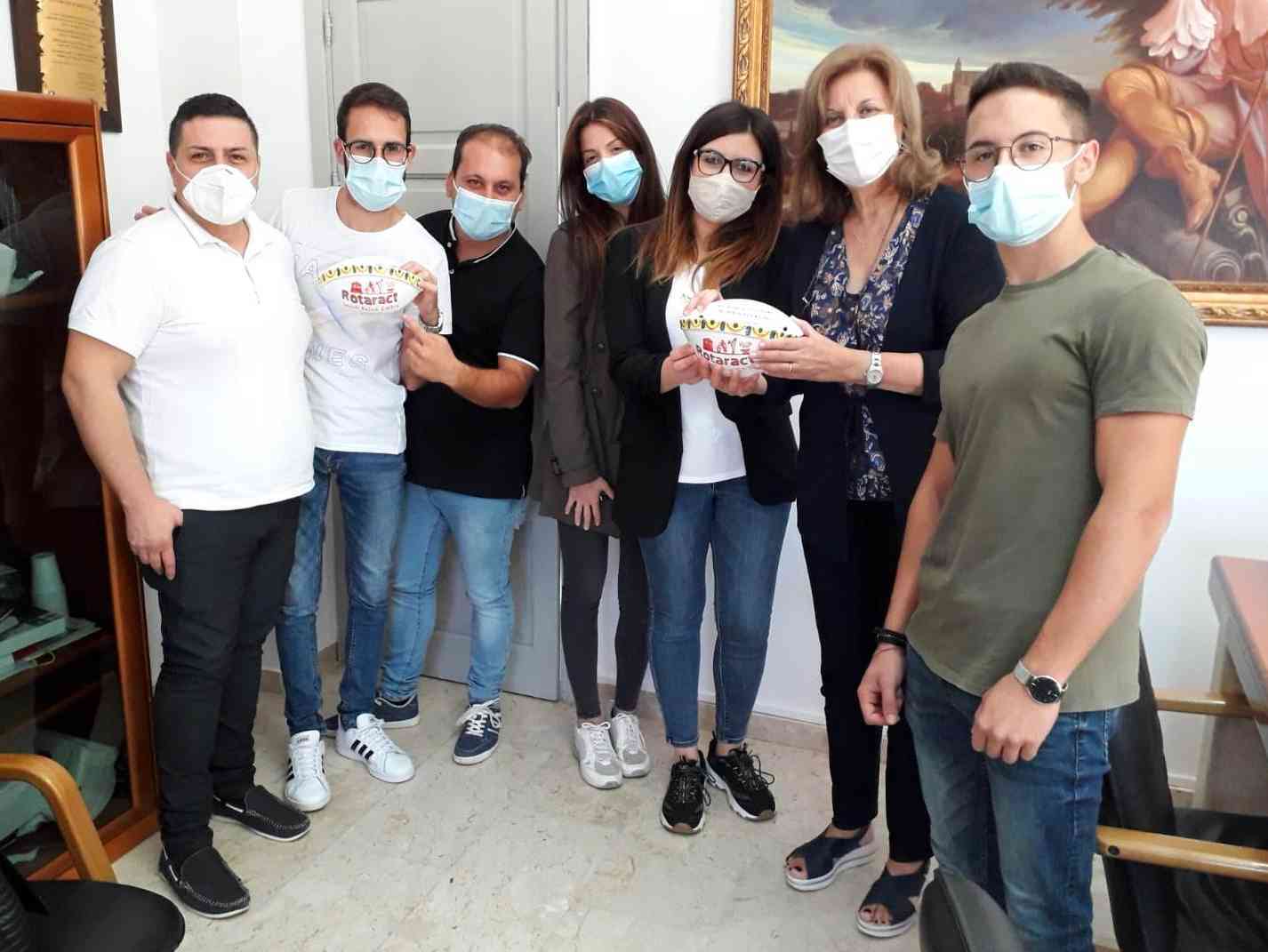 Immagine articolo: Il progetto MozziconiFree fa tappa a Montevago. Rotaract Club Menfi dona due posacenere per arredo urbano
