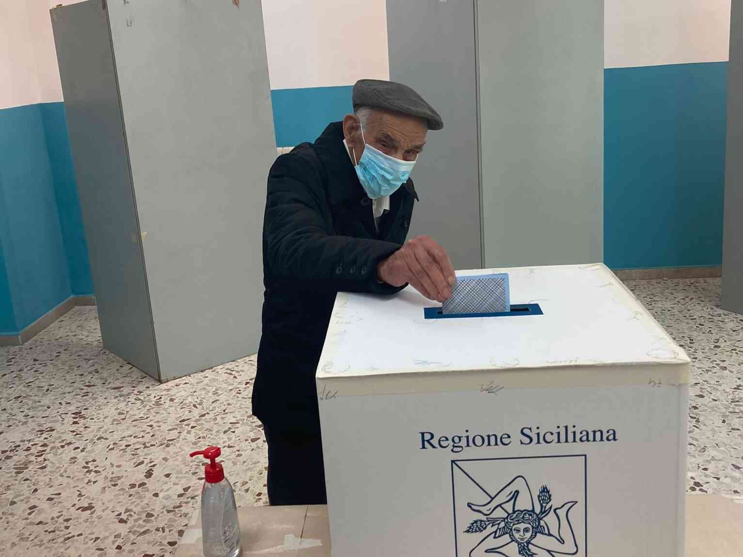 Immagine articolo: Montevago. È l'elettore più  longevo di tutti i tempi nella cittadina termale.  Don Ciccio Migliore, 104 anni, al seggio elettorale ha votato