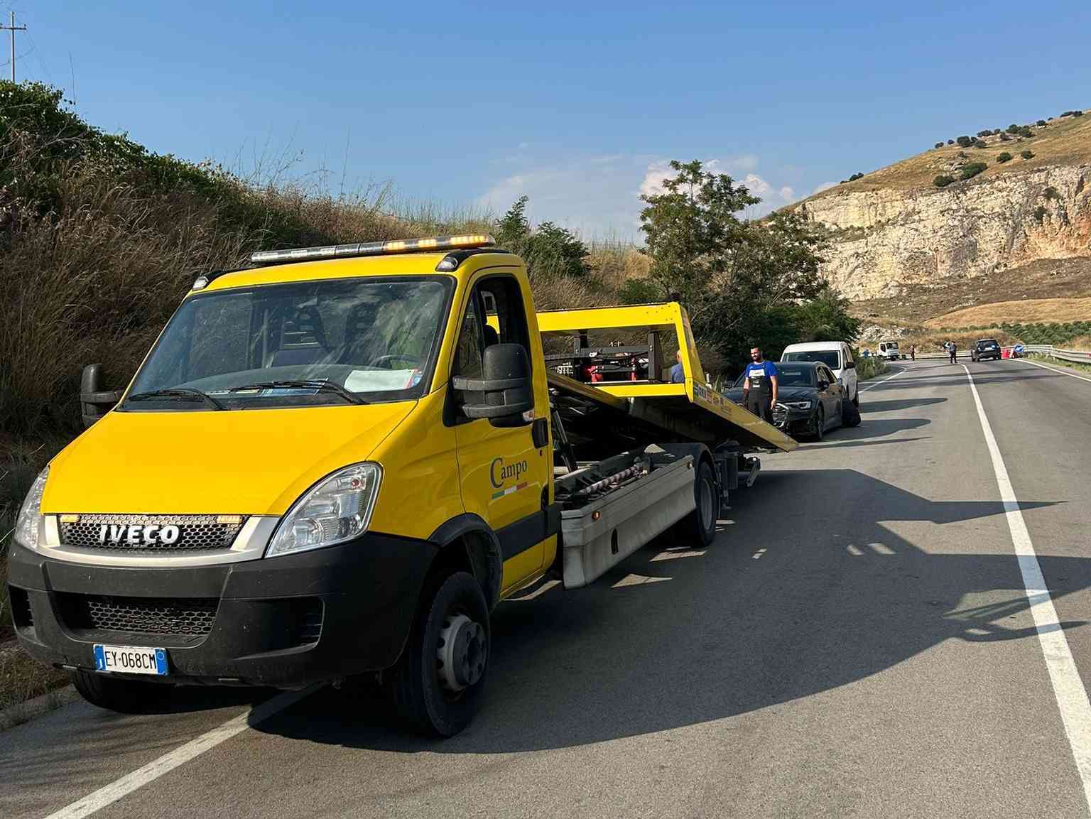 L’intervento di rimozione di uno dei mezzi da parte del carro attrezzi della carrozzeria Campo
