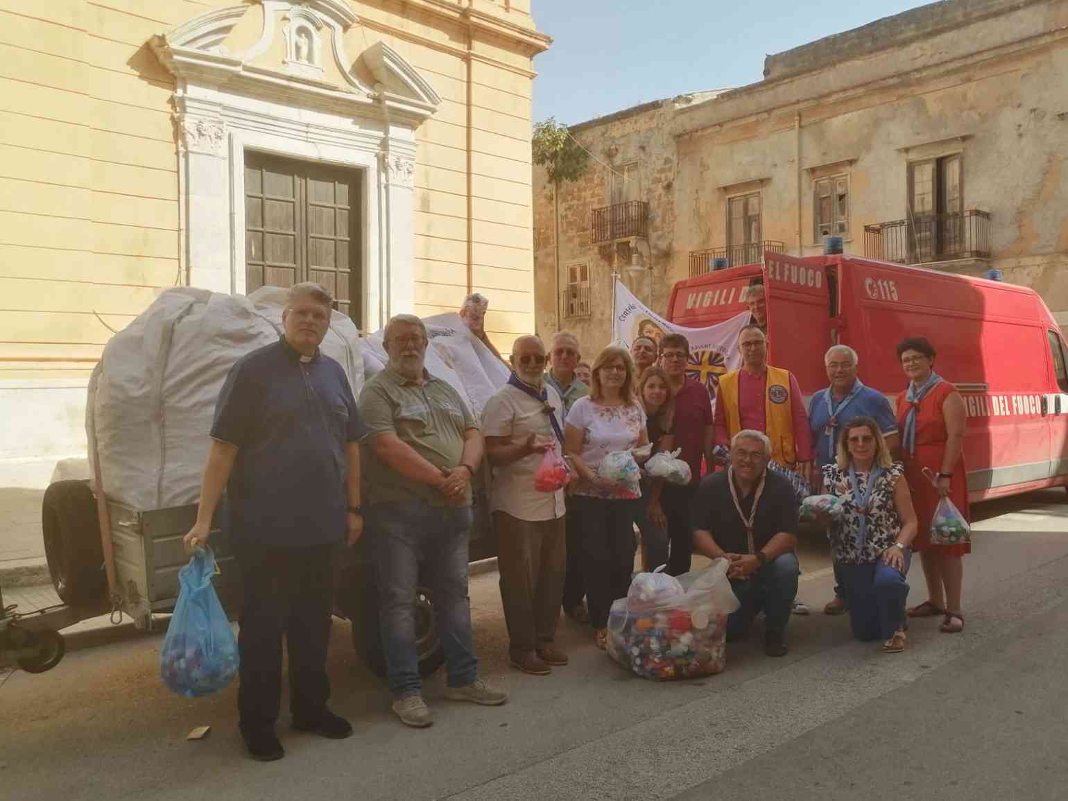 Immagine articolo: Menfi. Consegnati 100 sacchi di Tappi per Fratel Biagio