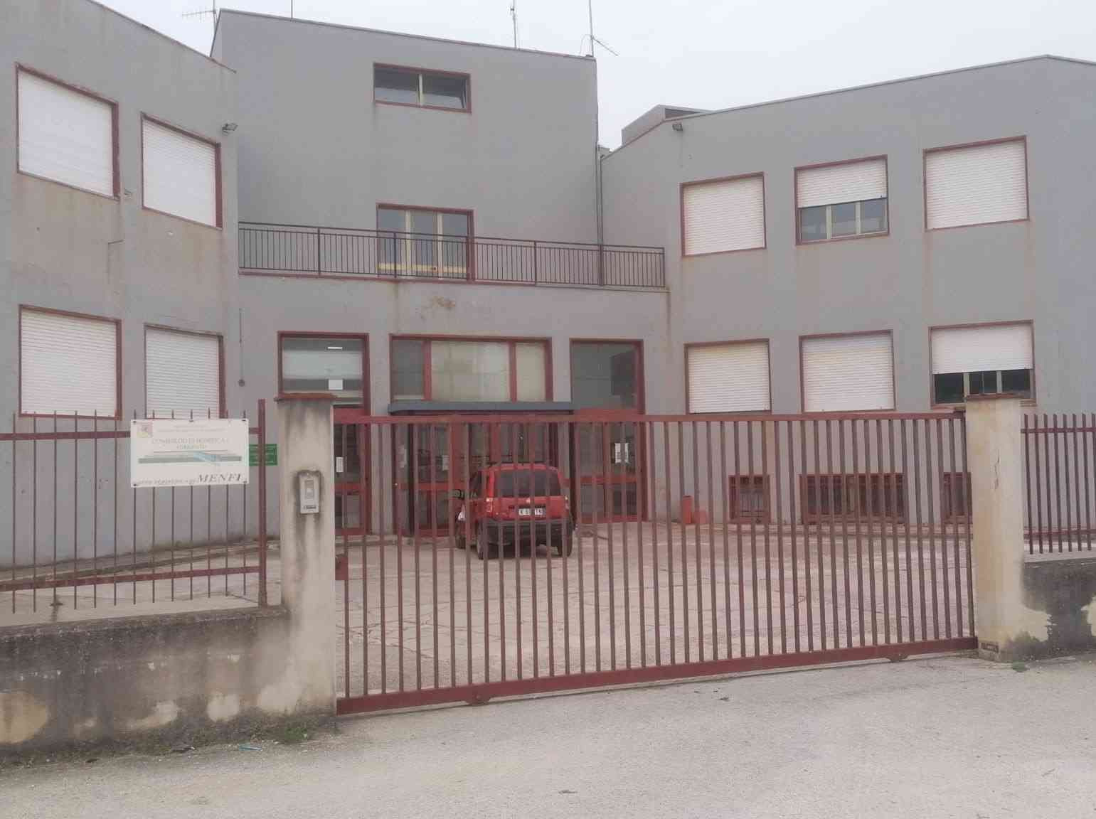 Immagine articolo: Menfi, cosparge di benzina i mobili dell’ufficio e minaccia di appiccare il fuoco con un accendino e un foglio di carta