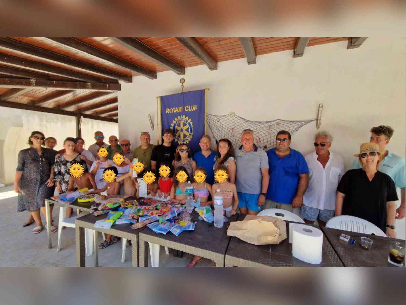 Immagine articolo: Rotary e Rotaract, distribuiscono gadgets ai bambini della la Lega Navale di Porto Palo