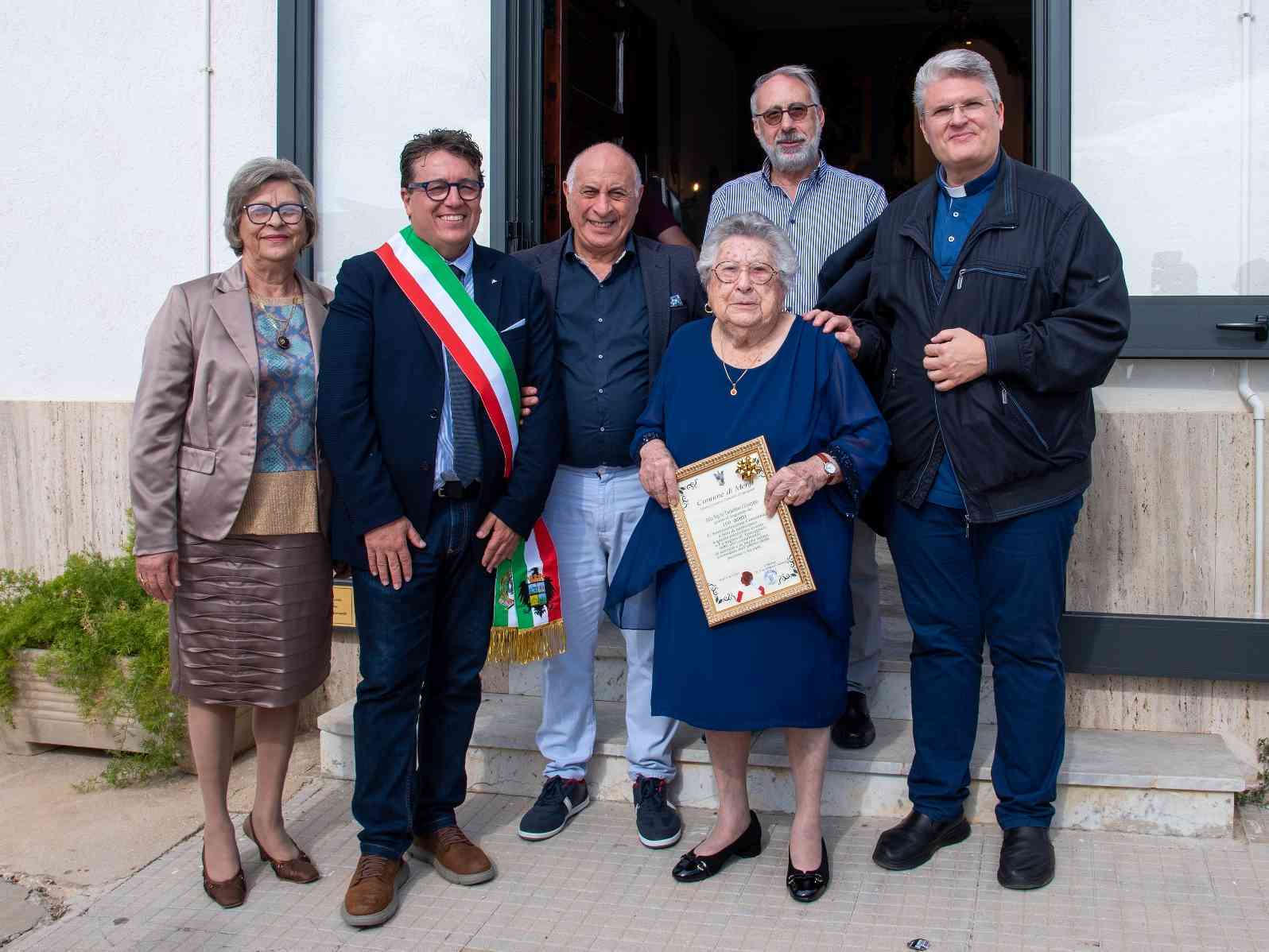 La signora Tarantino insieme ai suoi figli, al Sindaco e all'Arciprete di Menfi