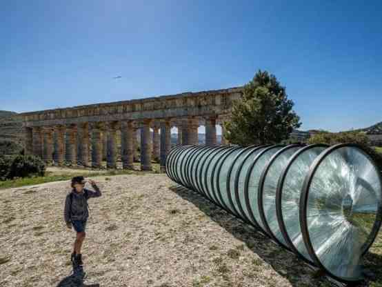 Immagine articolo: Segesta, Sgarbi si infuria per l’installazione di opere d’arte accanto al tempio del parco archeologico. Intervengono Musumeci e Samonà