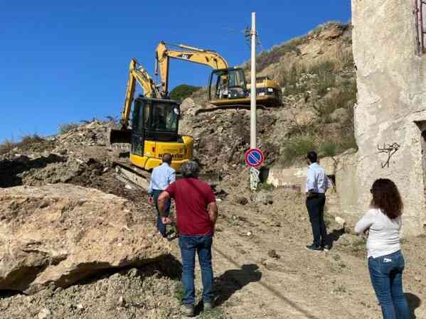 Immagine articolo: Menfi. Iniziati i lavori preliminari per la rimozione della frana di Porto Palo