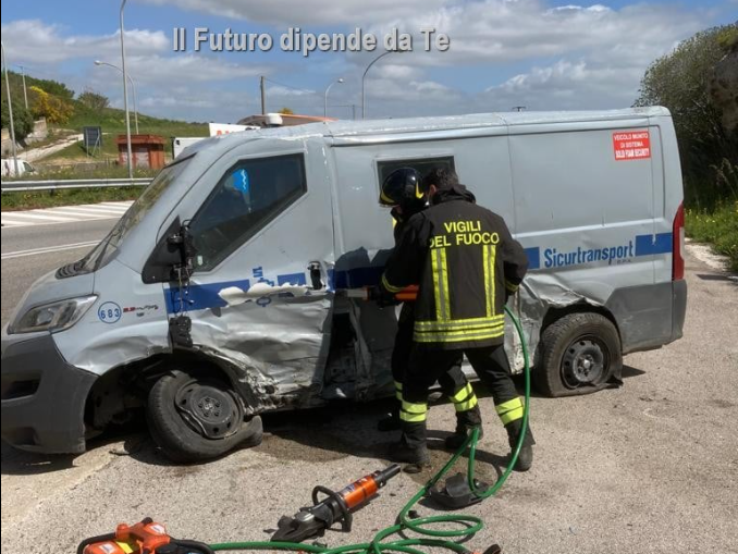 Immagine articolo: Svincolo  Misilbesi: Incidente con tre feriti tra un furgone trasporto valore ed un’auto guidata da un margheritese.