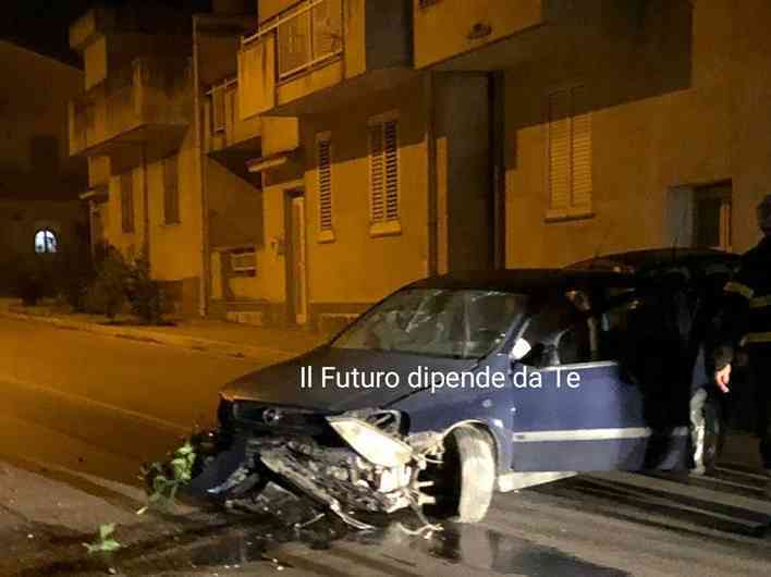 Immagine articolo: S.Margherita di B. Autista perde il controllo dell'auto e si schianta contro un palo della pubblica illuminazione che rimane divelto