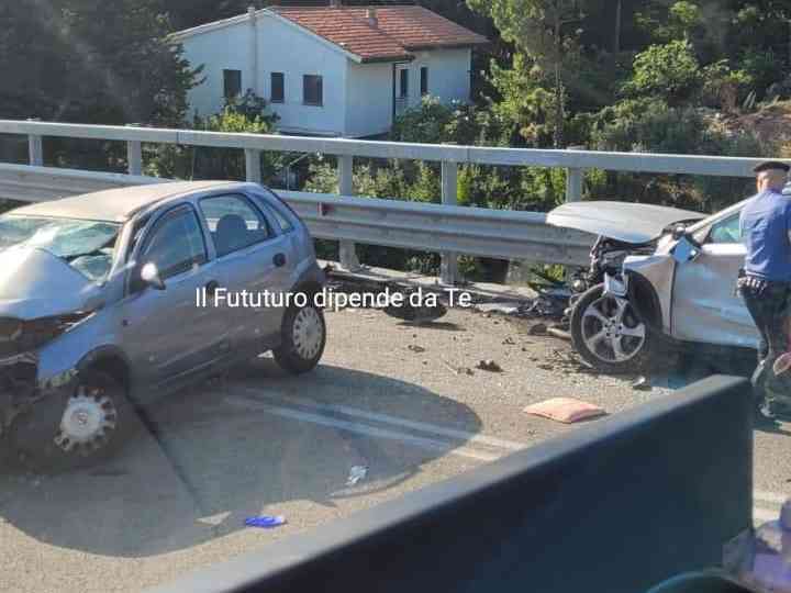 Immagine articolo: Gravissimo incidente sulla fondovalle Palermo Sciacca, scontro frontale fra 2 auto. Ci sono feriti