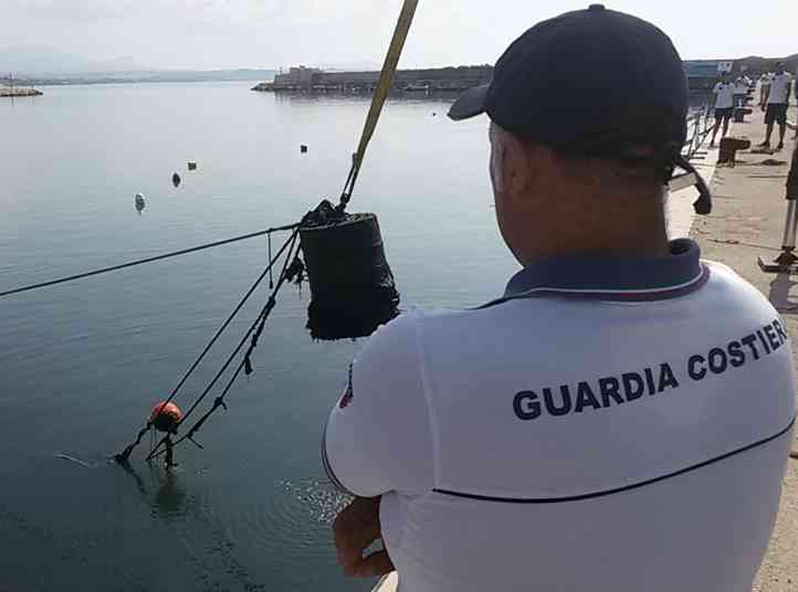 Immagine articolo: Porto Palo di Menfi, liberati 1800 mq di specchio acqueo e rimosse più di 18 tonnellate di rifiuti a seguito della bonifica del porto