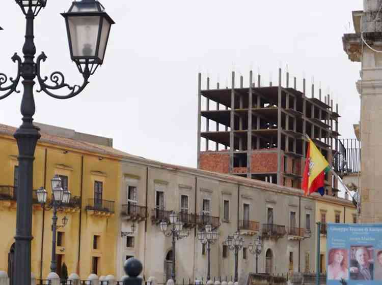 Immagine articolo: S. Margherita, due cento mila Euro per abbattere Palazzo Lombardo. Aggiudicati i lavori. Valenti: “Via questo mostro che ha deturpato la piazza“