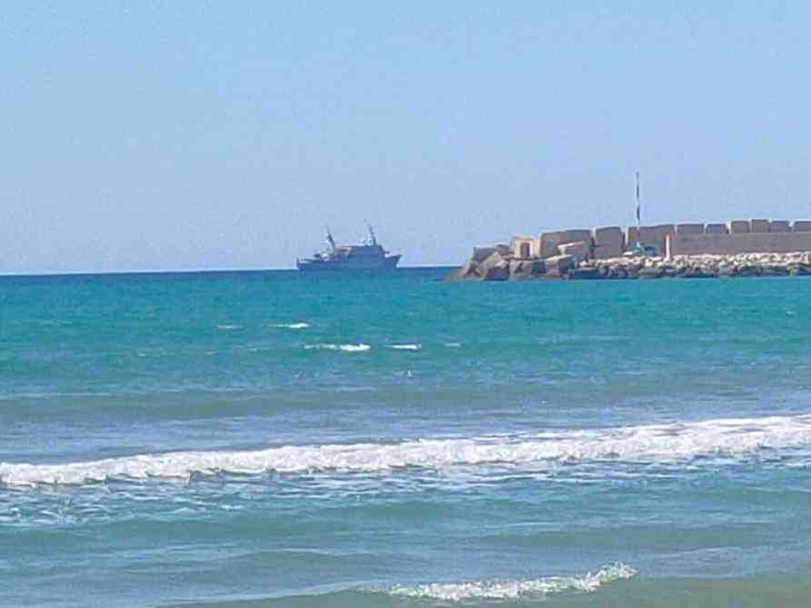 Immagine articolo: Menfi. Il mega Yacht Atlantis II della famiglia Niarchos al largo di Porto Palo
