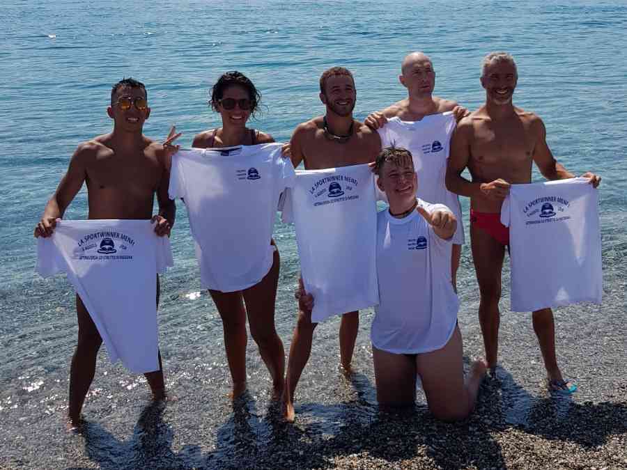 Immagine articolo: Attraversano a nuoto lo Stretto di Messina. Tra i protagonisti anche un atleta menfitano