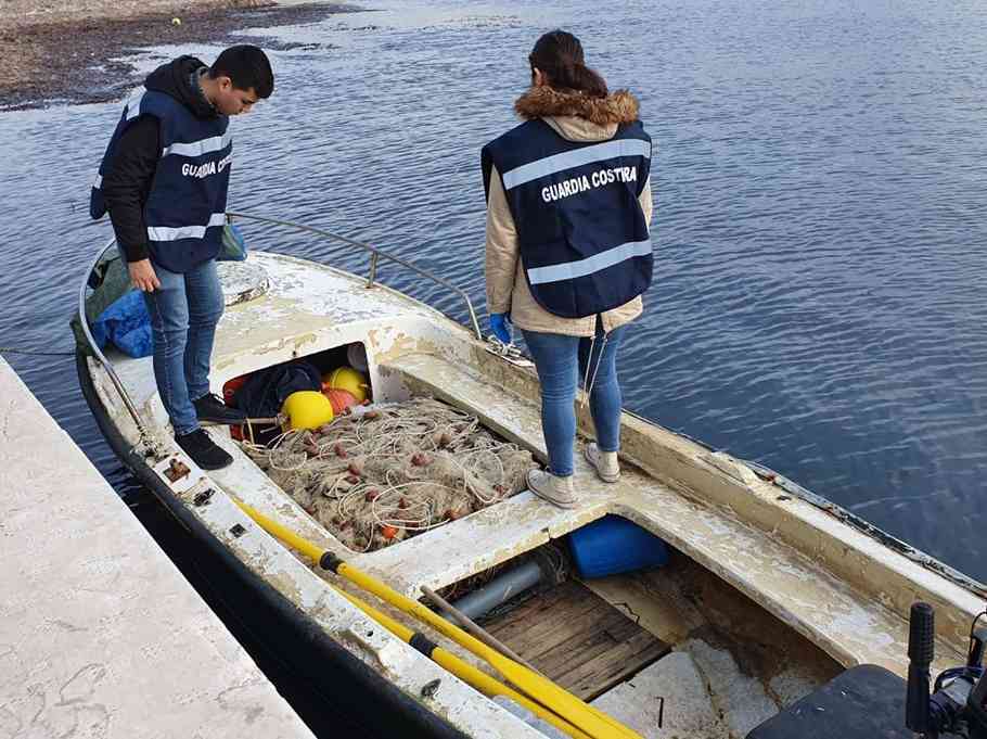 Immagine articolo: Porto Palo di Menfi, sequestrati 11.000 metri di rete da posta abusivamente detenuta e non solo
