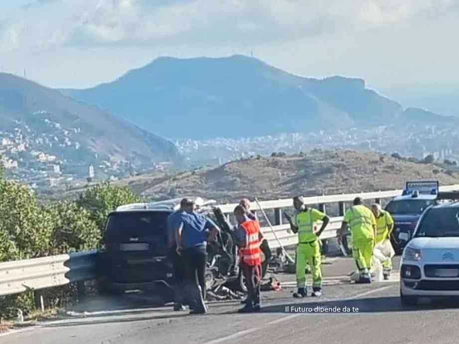 Immagine articolo: Fondovalle Sciacca Palermo, perde il controllo e impatta guard-rail su corsia opposta