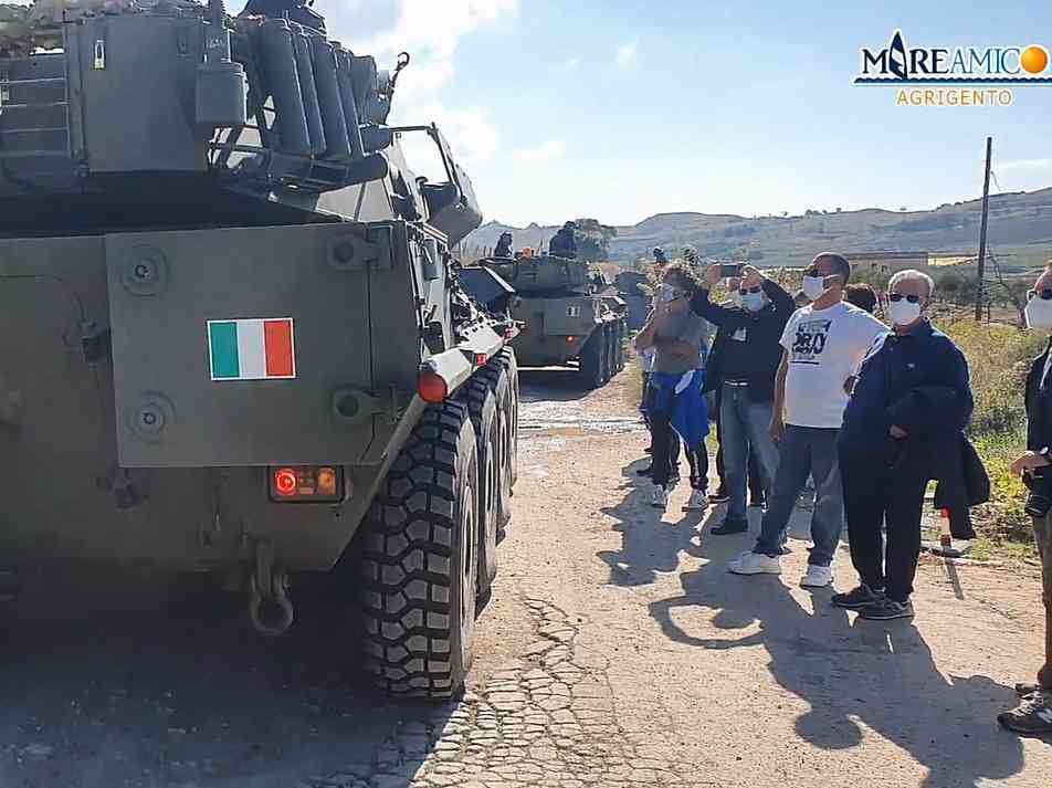 Immagine articolo: Sit in a Punta Bianca contro le esercitazioni militari, presenti Mareamico, Marevivo e alcuni cittadini