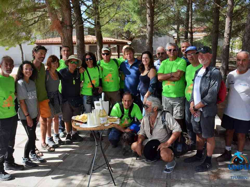 Immagine articolo: Tappa a Vita per il gruppo di camminatori della Trasversale Sicula