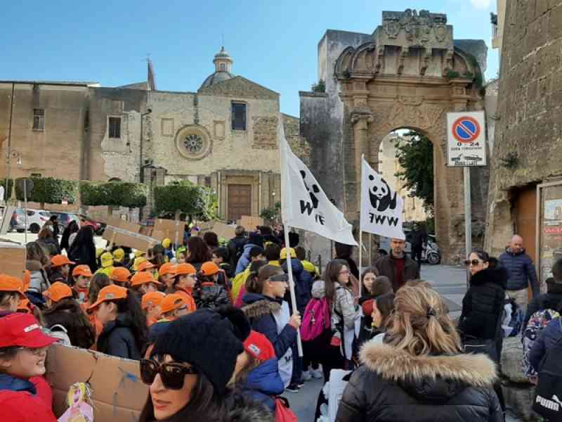 Immagine articolo: Il WWF a Sciacca in corteo con i bambini sull' emergenza climatica