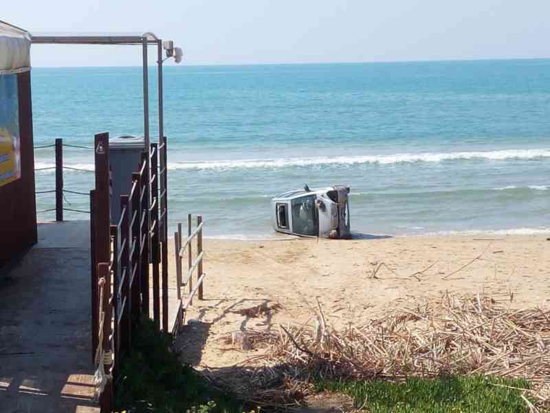 Immagine articolo: Lido Fiori, conducente perde il controllo e “vola” con l’auto in riva al mare