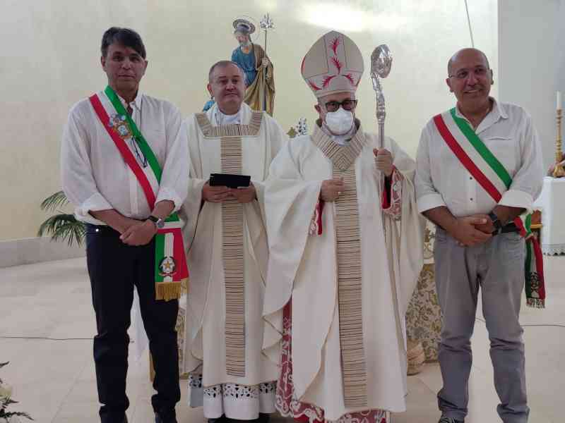 Immagine articolo: Tanti fedeli per la cerimonia del “25° anniversario di Sacerdozio” di Padre Giovanni Butera, parroco di Salaparuta e Poggioreale.