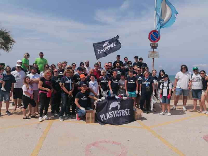 Immagine articolo: Lido Fiori, successo per evento Plastic Free. Raccolti raccolti circa 200 kg di rifiuti. Presente anche il Sindaco Clemente