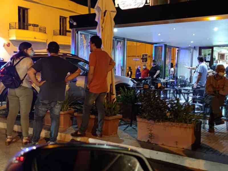 Immagine articolo: Menfi, auto fuori controllo finisce la sua corsa dentro un bar