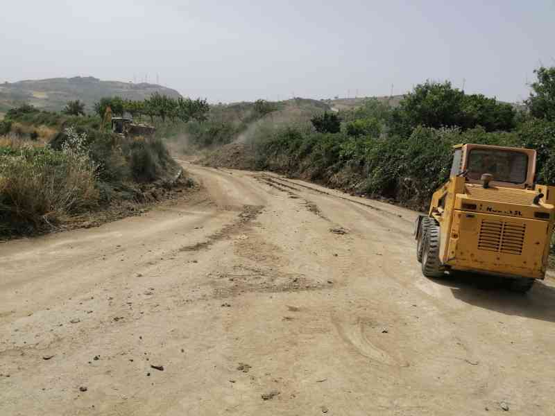 Immagine articolo: Proseguono gli interventi di manutenzione straordinaria su alcune strade provinciali ricadenti nel territorio di Salaparuta.