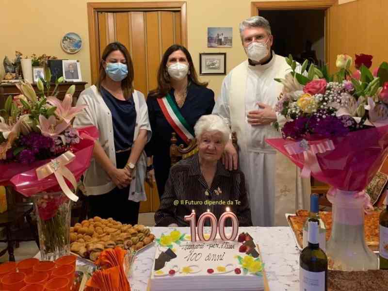 Immagine articolo: Menfi, festeggia 100 anni Paola Palmeri. Al taglio della torta anche il Sindaco e l’Arciprete.
