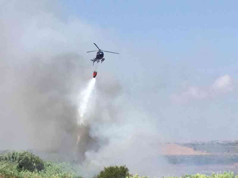 Immagine articolo: Incendi a Montevago e Castelvetrano, canadair in a azione da Porto Palo