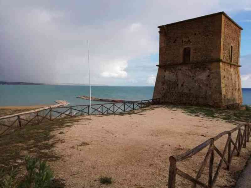 Immagine articolo: Via le recinzioni nei pressi della Torre di Porto Palo. Passo indietro dei proprietari
