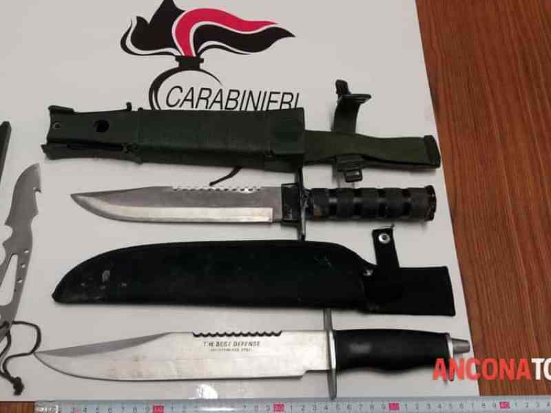 Immagine articolo: Montevago, nascondeva nell'auto cinque grossi coltelli vietati. Carabinieri denunciano 25enne