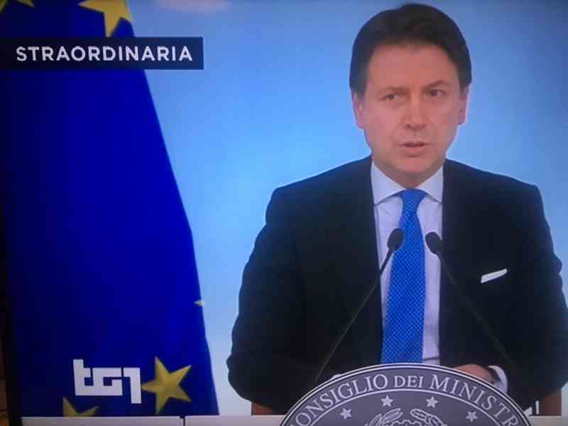 Immagine articolo: Il Premier Conte parla agli italiani: “Ulteriori chiusure di attività commerciali e aziende. Restiamo lontani per abbracciarci domani“