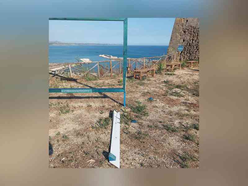 Immagine articolo: Porto Palo, vandalizzata la cornice sul belvedere. I volontari: “Feriti nell’anima. Chiudiamo il nostro percorso”