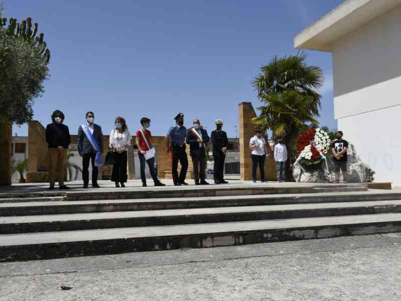 Immagine articolo: Anche a Salaparuta il 29° Anniversario della strage di Capaci. Depositata una corona di fiori in piazza Falcone.