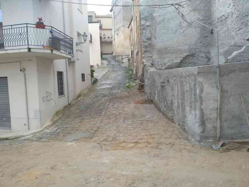 Immagine articolo: Sambuca di Sicilia, torna transitabile la via Conceria.Eliminato l'edificio pericolante