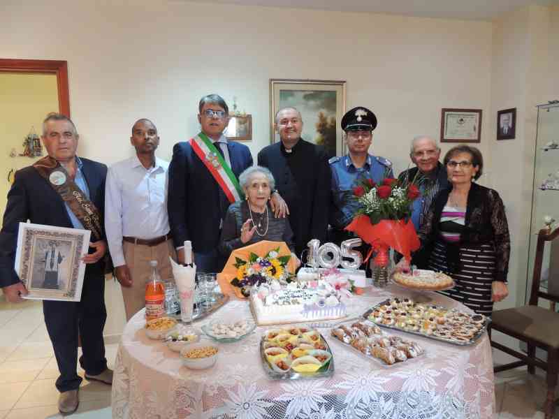 Immagine articolo: Poggioreale, festa grande per  “mamma e nonna Filippa Vella” che oggi ha compiuto il suo 105 anno di età