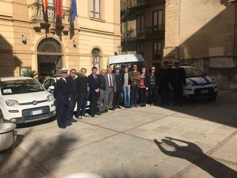 Immagine articolo: Calatafimi, benedizione di Padre Mucaria alle tre nuove auto e al pulmino destinati al trasporto gratuito dei disabili