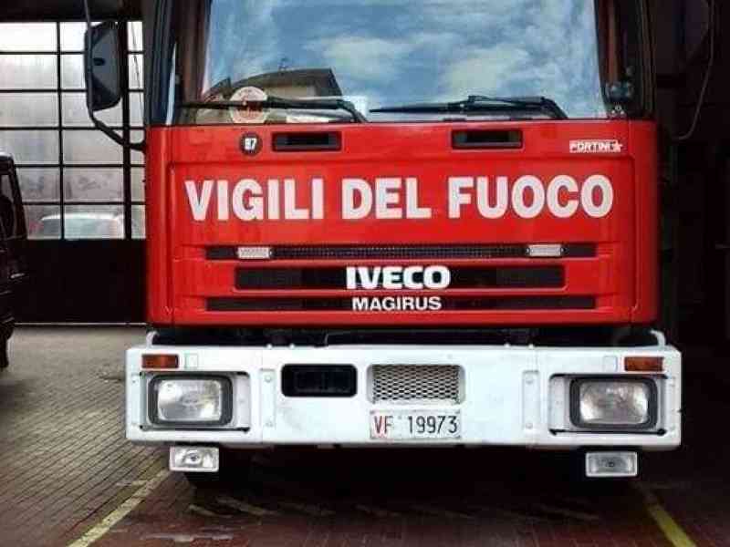 Immagine articolo: Menfi. Al fuoco un macchinario di un'autofficina. Un operaio ustionato. Sul posto i vigili del fuoco