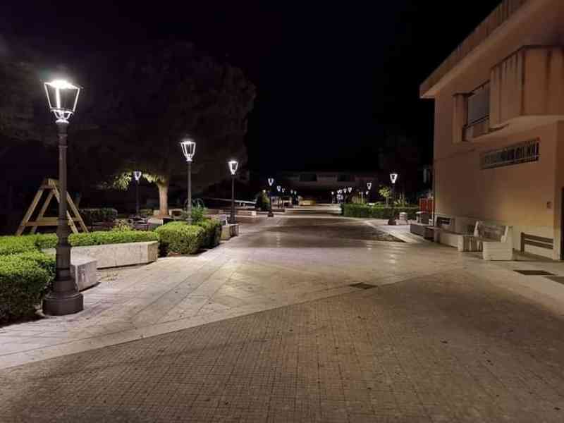 Immagine articolo: Piazza della Repubblica a Montevago cambia look. Panchine smart e non solo