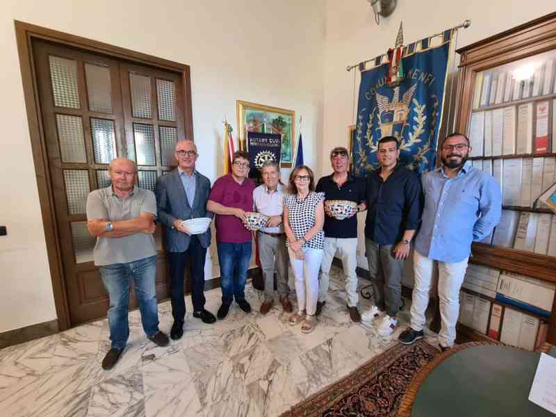 Immagine articolo: Il Rotary Belice Carboy dona 30 posacenere in ceramica al Comune di Menfi