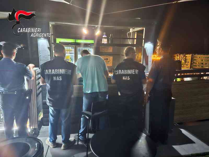 Immagine articolo: Porto Palo. Controlli dei Carabinieri, 2 patenti ritirate e sospensione di uno stabilimento balneare