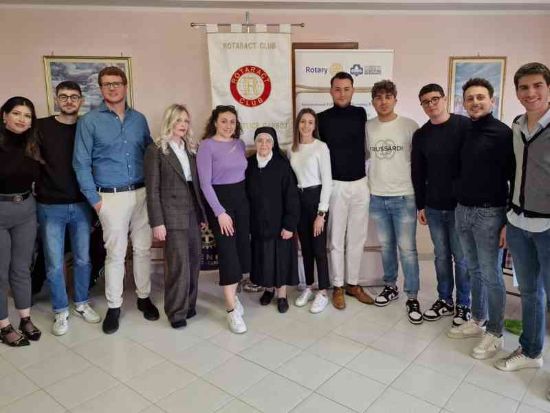 Immagine articolo: Santa Margherita. Da Rotaract, Rotary Menfi e Fellowship of Scouting Rotarians uova di pasqua e colombe per gli anziani della casa di riposo Mulè