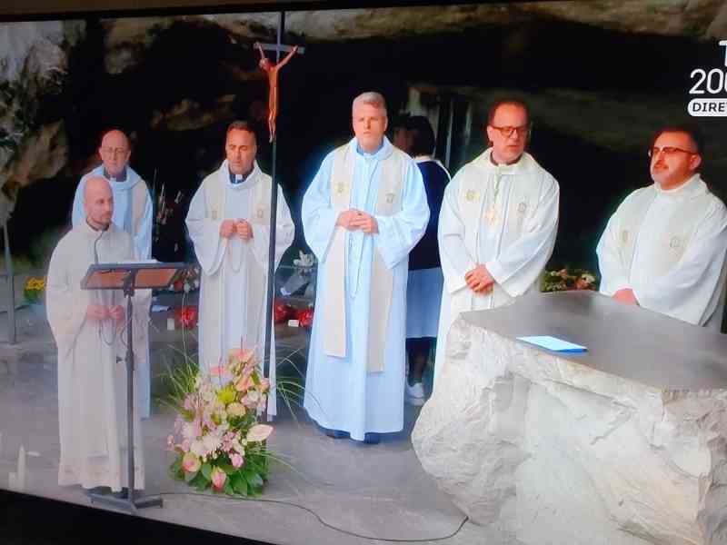 Immagine articolo: Pellegrini menfitani su Tv2000 per la preghiera dalla grotta di Lourdes