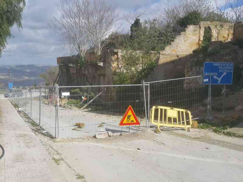 Immagine articolo: S. Margherita Belice, ultimati i lavori di demolizione del rudere di “casa Barbera”